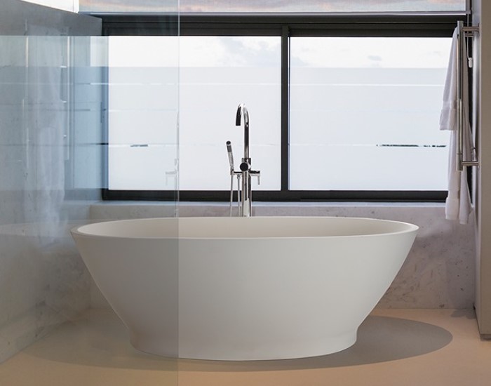 Oval Bath with Slightly Curving Sides, Recessed Base