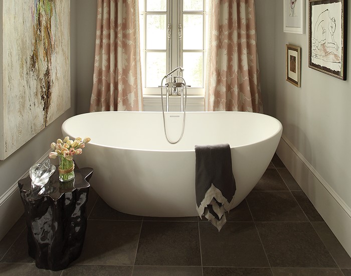 Freestanding Oval Bath with Raised Backrests, Curving Sides