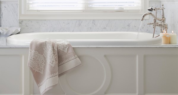 Drop-in Tub with Rounded Rim, Traditional Styling