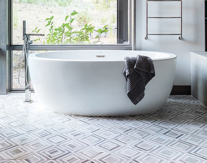 Freestanding Oval Bath with Wide Rim