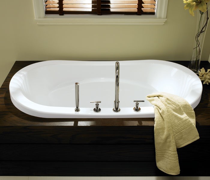 Oval Tub, Center Drain, Armrests, Drop-in