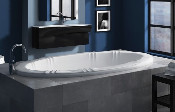 Sandpiper Oval Tub with Decorative Rim and Center Drain