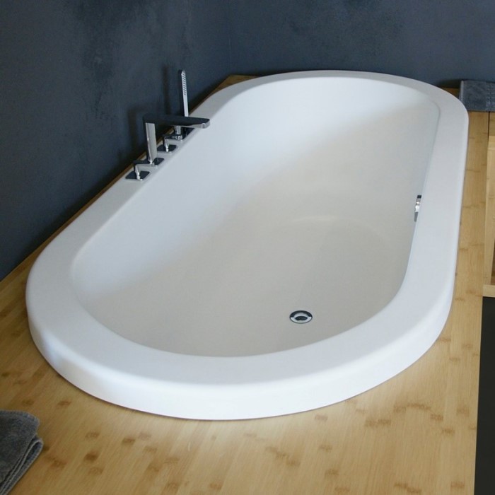 Oval Tub with a Wide, Flat Rim & Center Drain