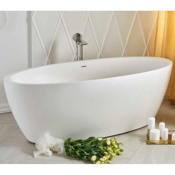 All White Freestanding Bathtub with a Straight Rim