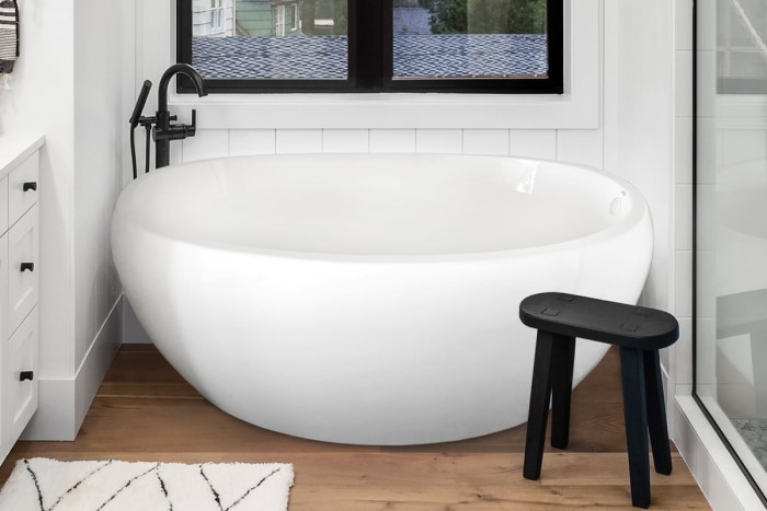 Monet Oval Freestanding Tub Installed in an Alcove