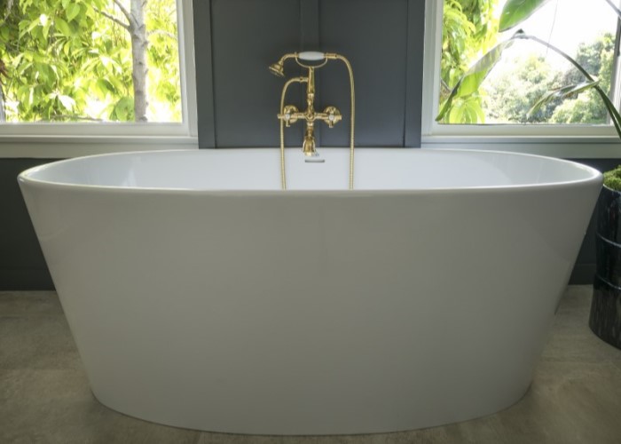 Oval Freestanding Bath, Straight Sides, Center-Side Drain