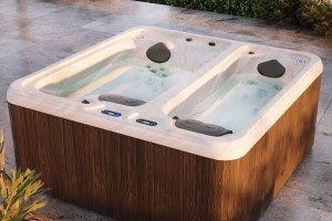 Walk-in Bathtub with Swing In Door