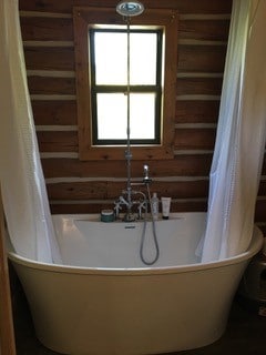Freestanding tub in a log cabin