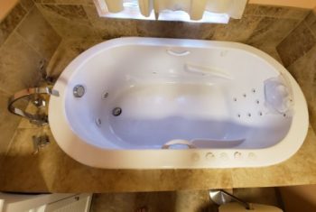 Oval 15 Jet Whirlpool with Armrests & Grab Bars